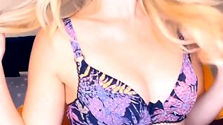 Amateur Webcam Cute Teen Plays Solo with Big Dildo