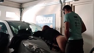 a plat ventre sur le capot de la voiture