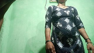 Indian Desi Village Bhabhi Ne Padosi Devar Se Chhat per Gand Marwaya