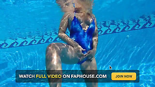 Mit Neuem Badeanzug Im Pool