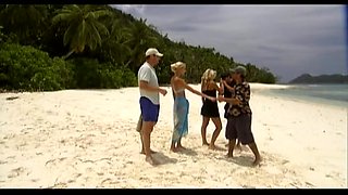 Julie and Sarah Meet Some Guys on the Beach and Have Sex with Them - Private Porn Sex Videos